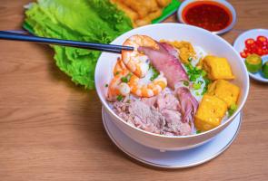 Quán bún hải sản đông khách tại Hà Nội