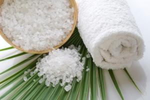 Bí quyết làm đẹp da với muối biển