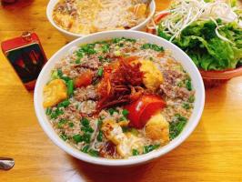 Quán bún riêu thập cẩm ngon nức tiếng Hà Nội