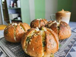 Cách làm món bánh mì bơ tỏi đơn giản nhất