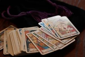 Lá bài Tarot dự đoán về tình yêu trong tương lai