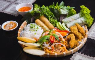 Quán ăn Sài Gòn phục vụ xuyên Tết