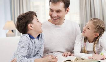 Lý do tại sao người bố tình cảm thường dạy con thông minh hơn