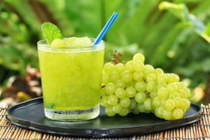 Nước ép nho thơm ngon, bổ dưỡng tại nhà