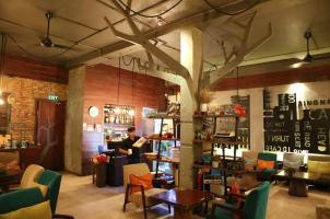 Quán cafe xinh đẹp ẩn mình trong khu chung cư cũ tại TP. HCM