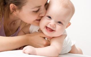 Thời điểm mẹ không nên hôn trẻ